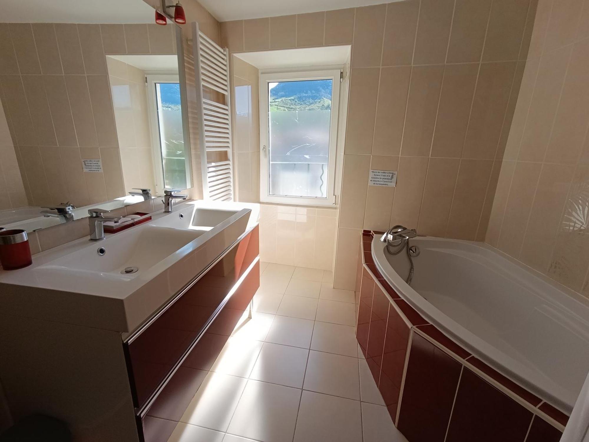 Maison Spacieuse Et Agreable Saint-Georges-de-Luzençon Εξωτερικό φωτογραφία